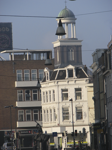 902850 Gezicht door de Lange Jansstraat te Utrecht naar het westen, met op de achtergrond o.a. het torentje van de ...